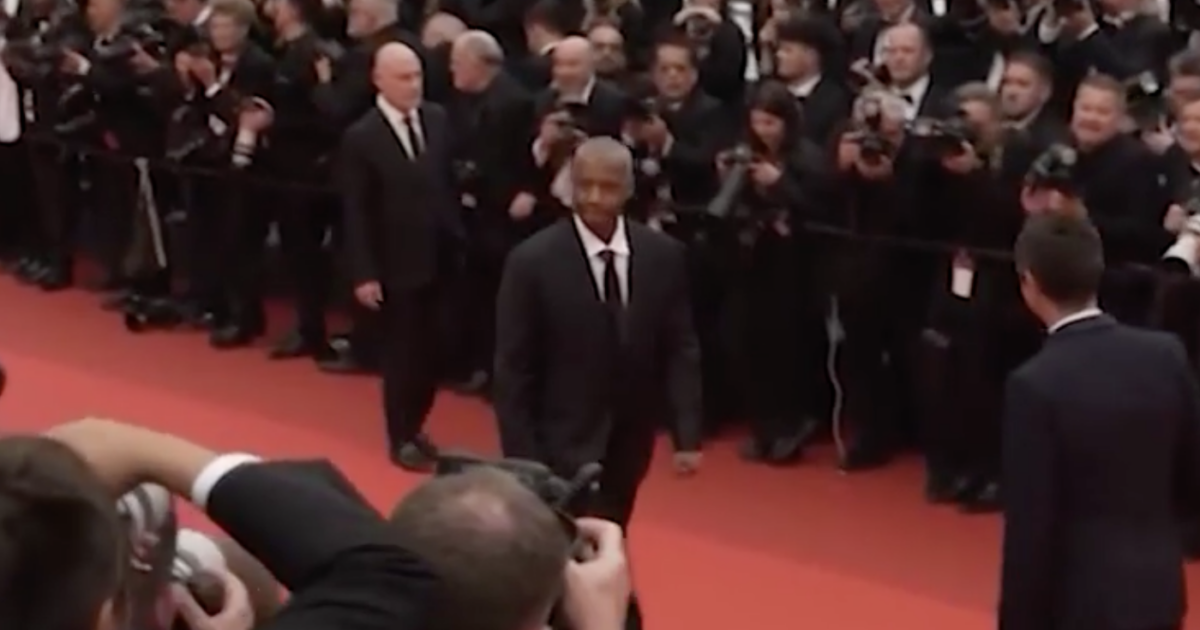 “Sto parlando sul serio, la devi smettere”: Denzel Washington s’infuria con un fotografo sul red carpet. Ecco cosa è accaduto