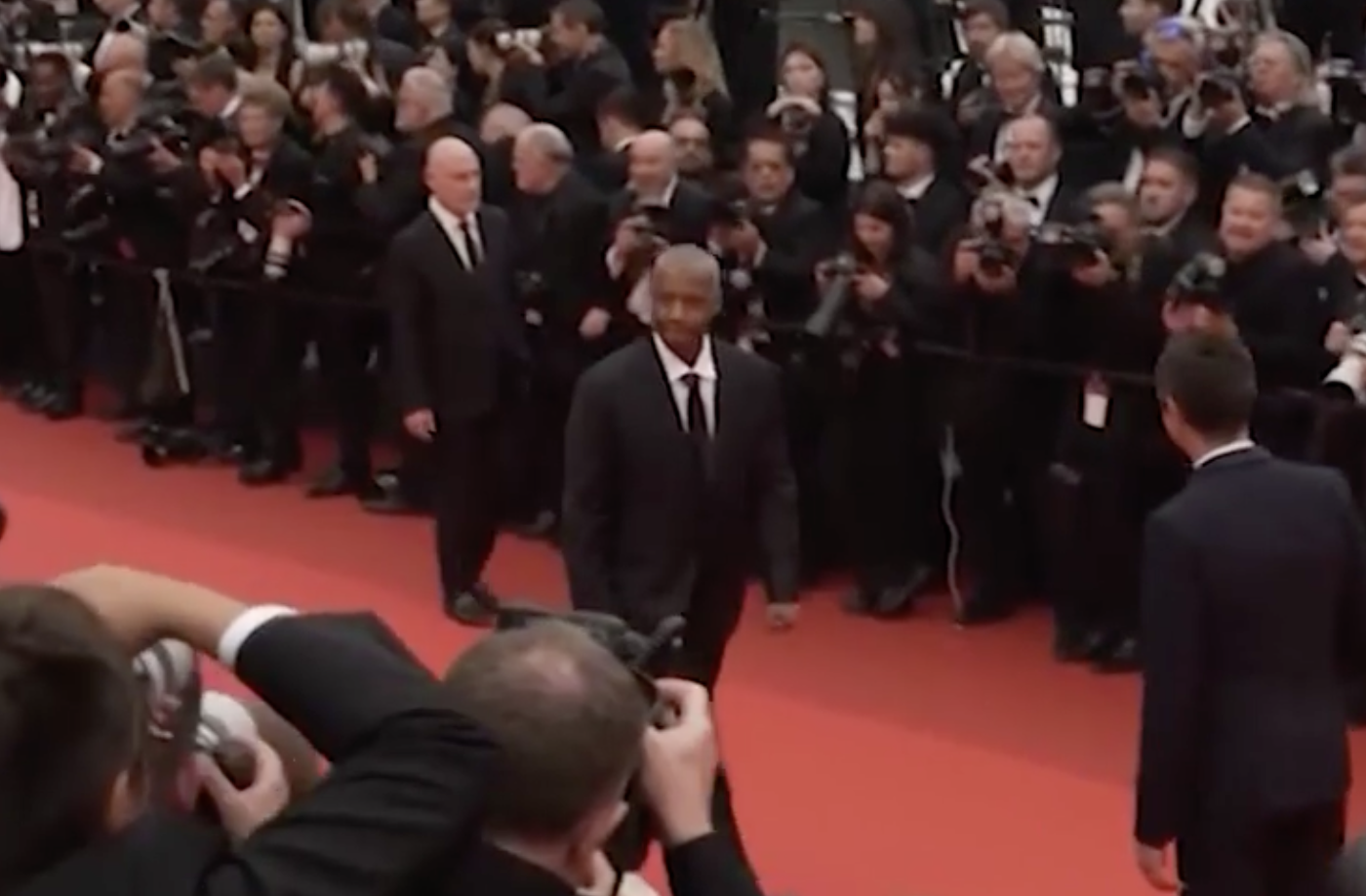 sto parlando sul serio la devi smettere denzel washington s infuria con un fotografo sul red carpet ecco cosa è accaduto