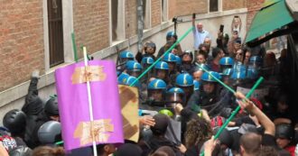 Copertina di Venezia, scontri tra manifestanti e polizia: il video delle manganellate. La protesta contro il ddl Sicurezza
