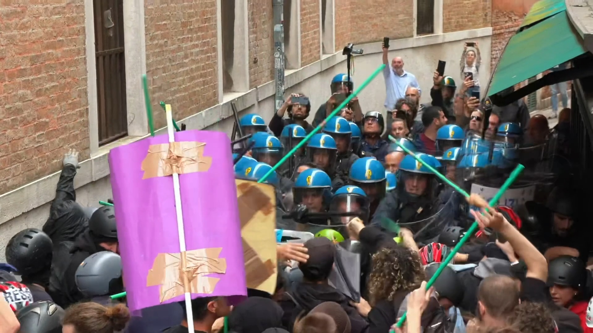 venezia scontri tra manifestanti e polizia il video delle manganellate la protesta contro il ddl sicurezza da Ilfattoquotidiano.it venezia scontri tra manifestanti e polizia il video delle manganellate la protesta contro il ddl sicurezza