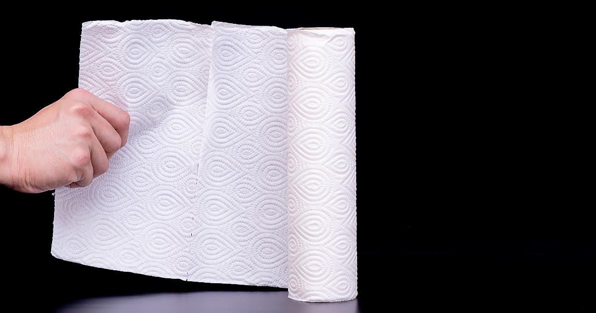 attenzione al rotolo della carta da cucina senza questa etichetta non può toccare i cibi è tossica e se ha decori è ancora peggio parla l esperto