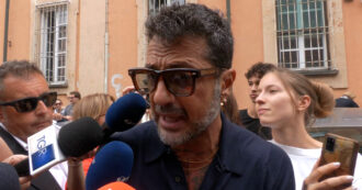 Copertina di Garlasco, l’ultima di Fabrizio Corona: a sorpresa fuori dal tribunale di Pavia. “Sempio? Il procuratore ha le prove ma non può usarle”