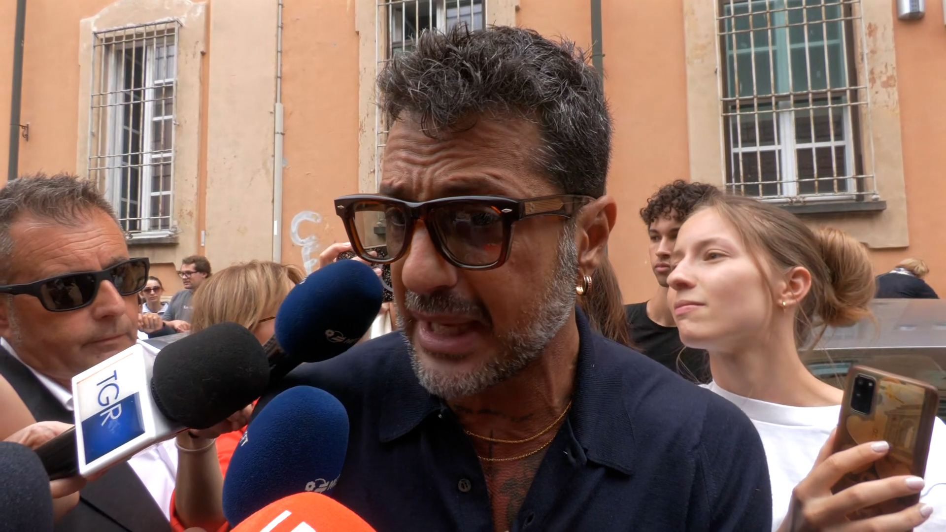 Garlasco, l’ultima di Fabrizio Corona: a sorpresa fuori dal tribunale di Pavia. “Sempio? Il procuratore ha le prove ma non può usarle” Garlasco, l’ultima di Fabrizio Corona: a sorpresa fuori dal tribunale di Pavia. “Sempio? Il procuratore ha le prove ma non può usarle”