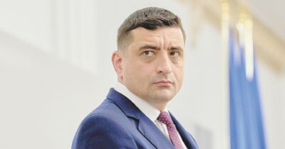 Copertina di Simion all’attacco: “Ingerenze di Francia e Moldavia, chiedo l’annullamento del voto”