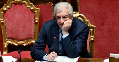 Copertina di Il governo continua a riscrivere il Pnrr (ma tace sui ritardi)