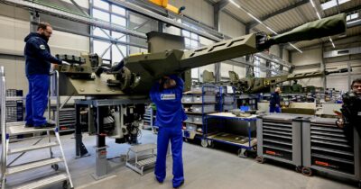 Copertina di Ppe a cena con le lobby: a tavola commissari e armi