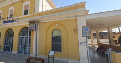 Copertina di Ritrovato corpo senza vita di un uomo sui binari nel Salento: sarebbe un 59enne di Copertino (Lecce)