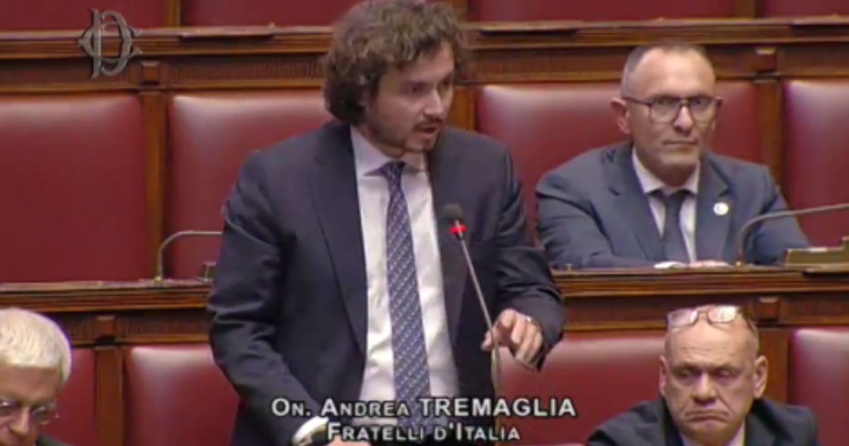 Andrea Tremaglia (FdI) in Aula: “Mio nonno Mirko mai pentito della militanza nella Repubblica sociale italiana”. E i compagni di partito lo applaudono Andrea Tremaglia (FdI) in Aula: “Mio nonno Mirko mai pentito della militanza nella Repubblica sociale italiana”. E i compagni di partito lo applaudono