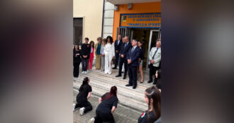 Il particolare "omaggio" a Valditara di un liceo di Tivoli: accolto dal balletto delle alunne