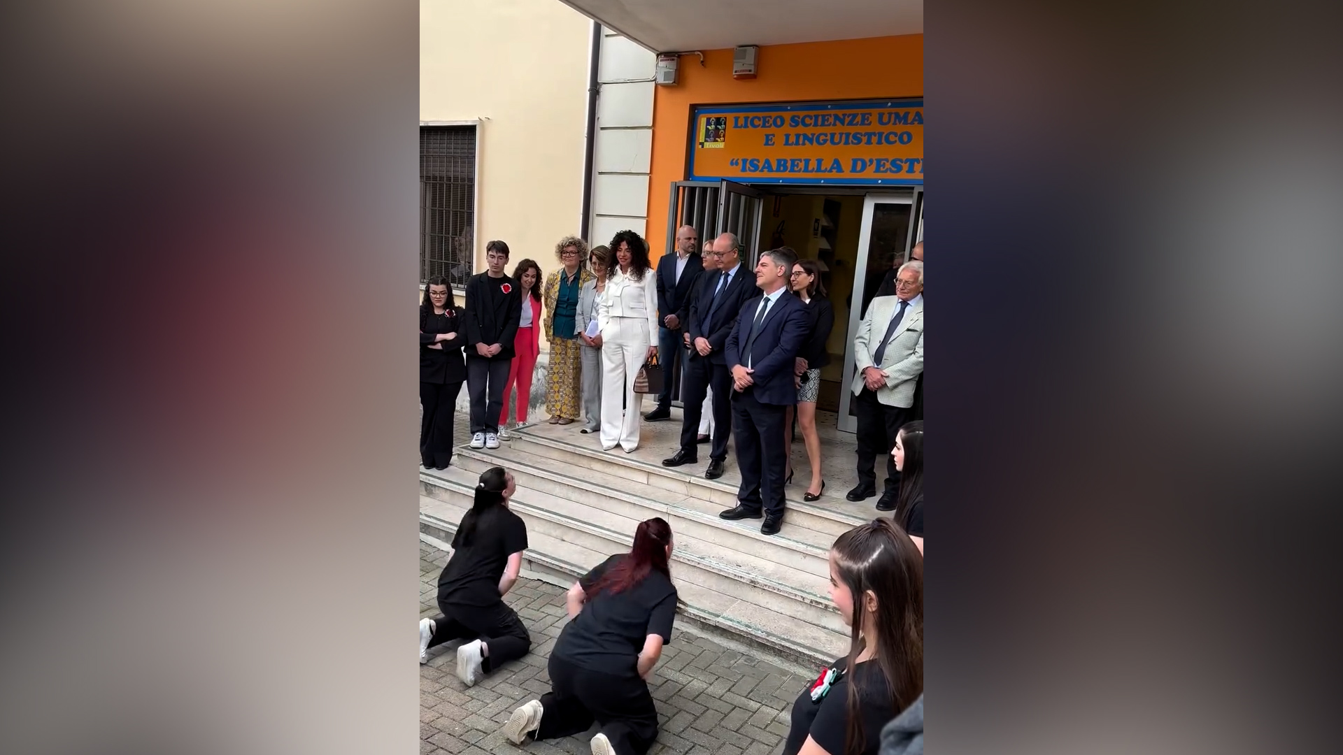 Il particolare “omaggio” a Valditara di un liceo di Tivoli: un balletto delle alunne per accogliere il ministro in visita Il particolare “omaggio” a Valditara di un liceo di Tivoli: un balletto delle alunne per accogliere il ministro in visita