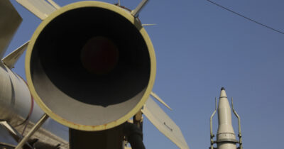 Copertina di Usa: “Israele si prepara a colpire gli impianti nucleari iraniani mentre Trump tratta con Teheran”. La reazione: “Propaganda psicologica”