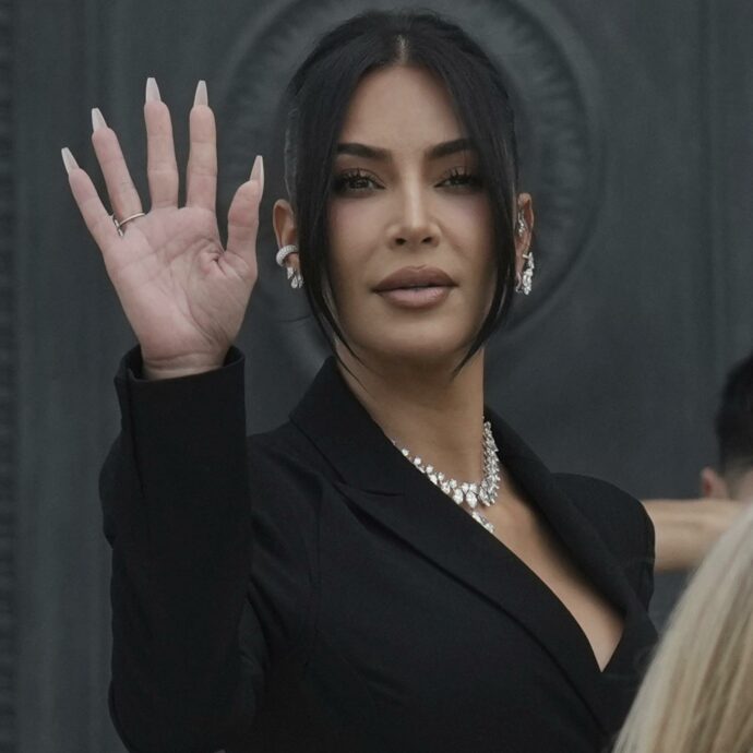 “Ha dato ordini, ha reclutato, ha venduto i gioielli in Belgio”: chiesti 10 anni di carcere per il mandante della rapina a Kim Kardashian