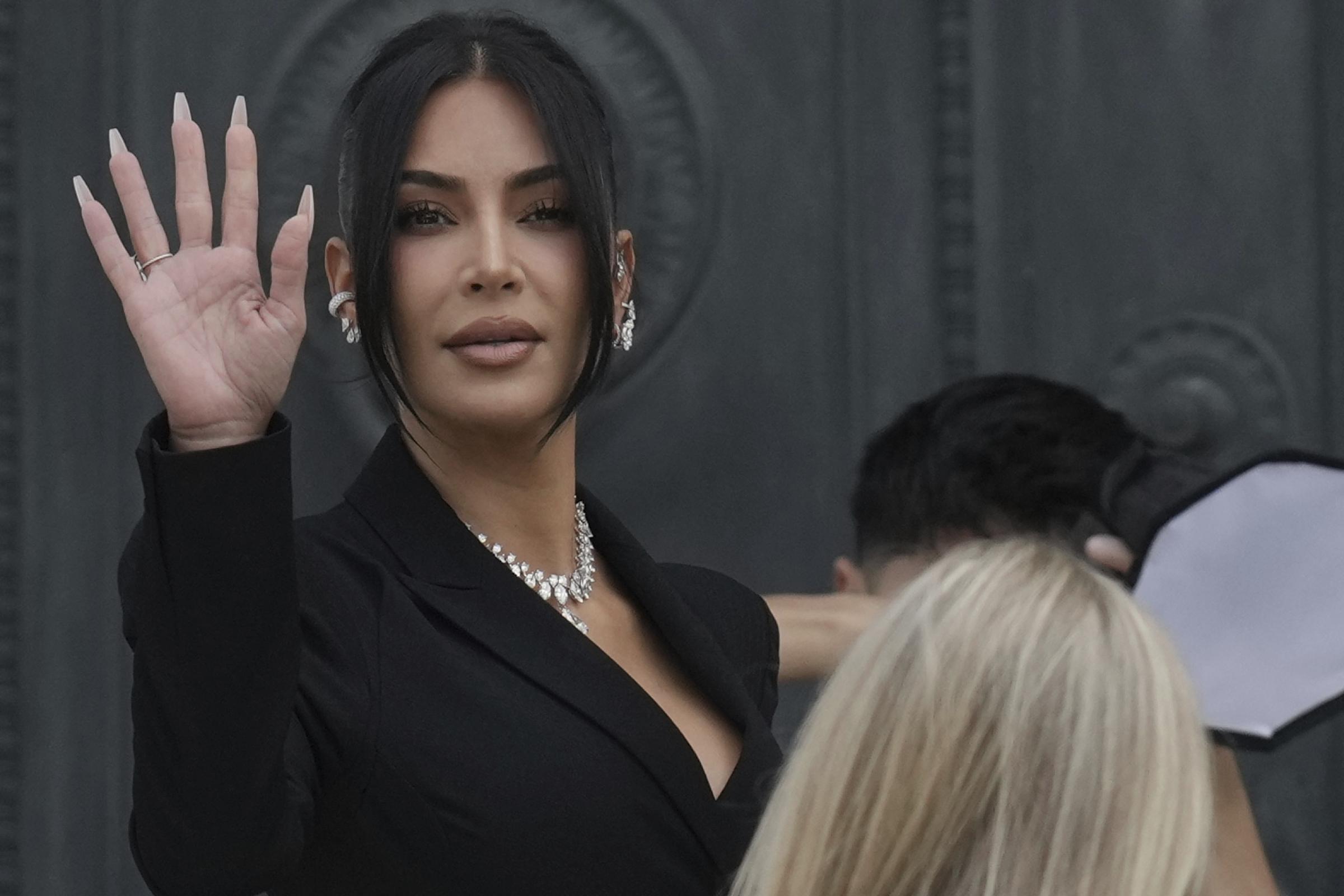 “Cerco responsabilità, non soldi”: Kim Kardashian chiede solo un euro di risarcimento per la rapina da 10 milioni subita a Parigi