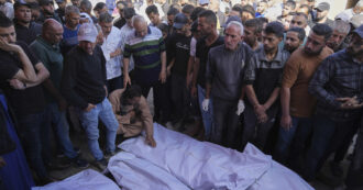Gaza, almeno 20 morti in raid israeliani sulle case nella notte. Accordo Emirati-Tel Aviv per l’invio di aiuti umanitari urgenti