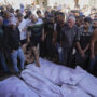 Copertina di Gaza, almeno 20 morti in raid israeliani sulle case nella notte. Accordo Emirati-Tel Aviv per l’invio di aiuti umanitari urgenti