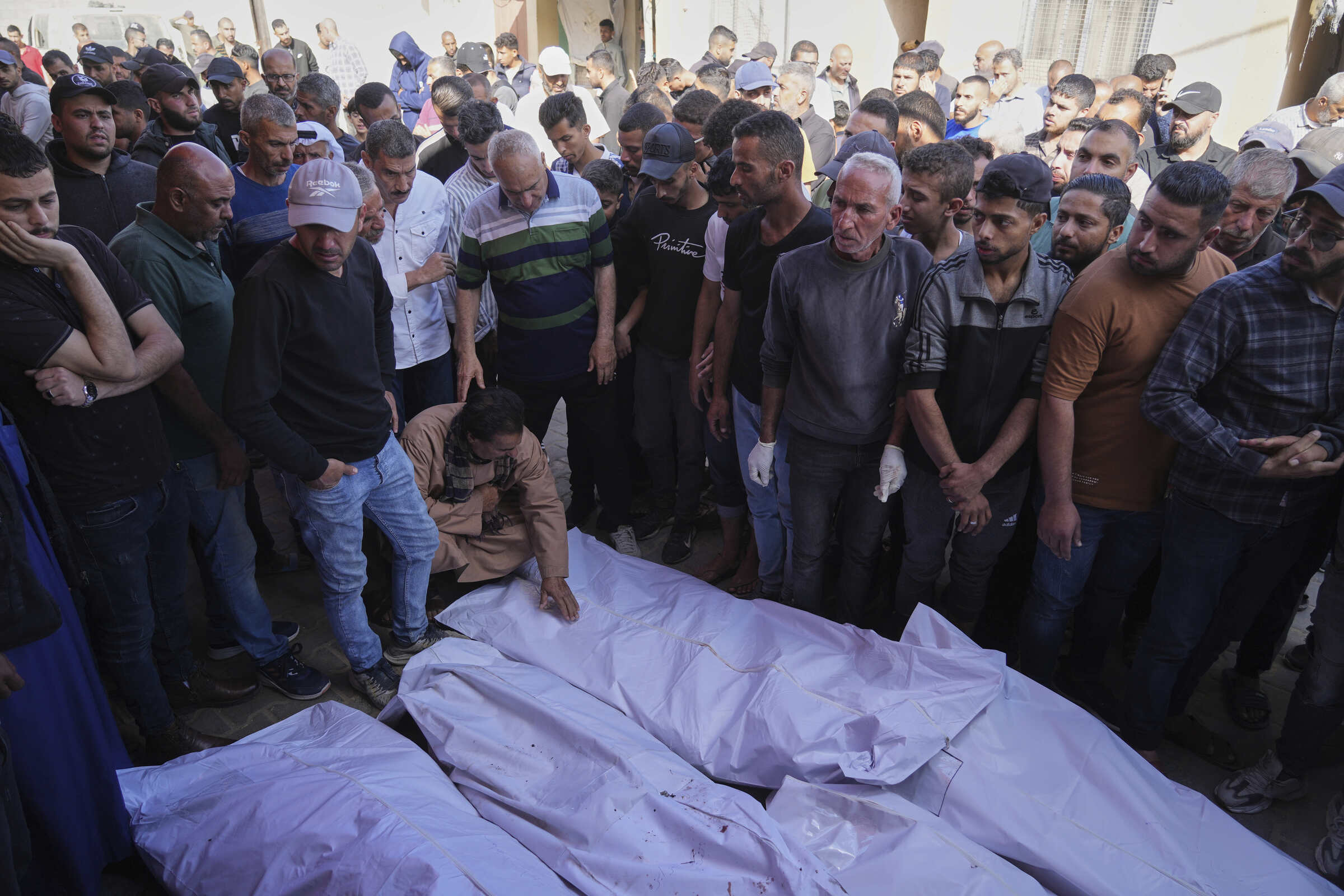 Gaza, almeno 20 morti in raid israeliani sulle case nella notte. Accordo Emirati Tel Aviv per l’invio di aiuti umanitari urgenti Gaza, almeno 20 morti in raid israeliani sulle case nella notte. Accordo Emirati Tel Aviv per l’invio di aiuti umanitari urgenti