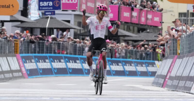 Copertina di Giro d’Italia, Carapaz vince l’11esima tappa. Scintille tra i big, Del Toro resta in rosa | La nuova classifica