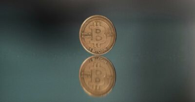 Copertina di Bitcoin supera quota 110mila dollari, spinto dalle attese della legge Usa sul settore