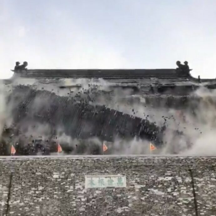 “Per fortuna la piazza era vuota, più tardi sarebbe stata una strage di bambini”: paura dopo il crollo della Torre del Tamburo in Cina – IL VIDEO
