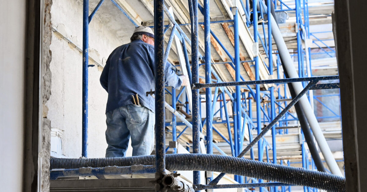 Istat, l’occupazione cresce in settori “poveri” e soprattutto tra gli over 50. Aumentano i laureati in fuga Istat, l’occupazione cresce in settori “poveri” e soprattutto tra gli over 50. Aumentano i laureati in fuga