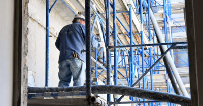 Copertina di Istat, l'occupazione cresce in settori "poveri" e soprattutto tra gli over 50. Aumentano i laureati in fuga