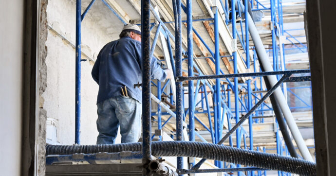 Copertina di Istat, l'occupazione cresce in settori "poveri" e soprattutto tra gli over 50. Aumentano i laureati in fuga