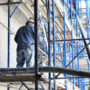 Copertina di Istat, l'occupazione cresce in settori "poveri" e soprattutto tra gli over 50. Aumentano i laureati in fuga