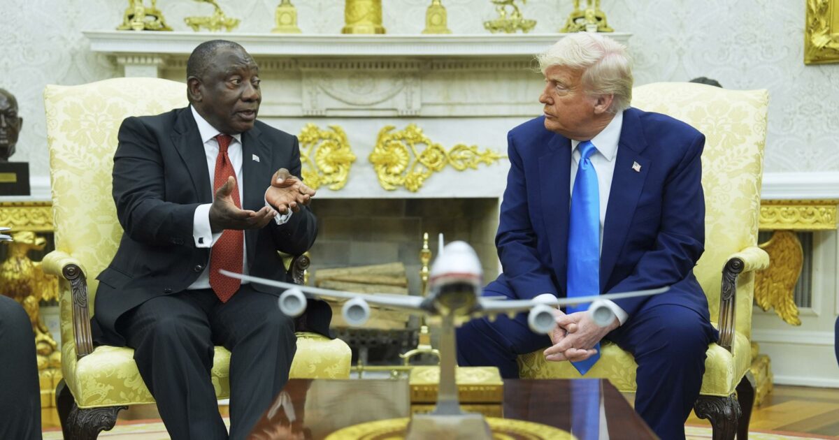tensione alla casa bianca trump accusa il presidente sudafricano ramaphosa di genocidio e insulta i media