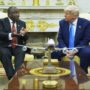 Copertina di Tensione alla Casa Bianca, Trump accusa il presidente sudafricano Ramaphosa di genocidio e insulta i media