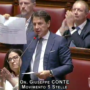 Copertina di Conte: “Meloni madre e cristiana? Si volta dall’altra parte”