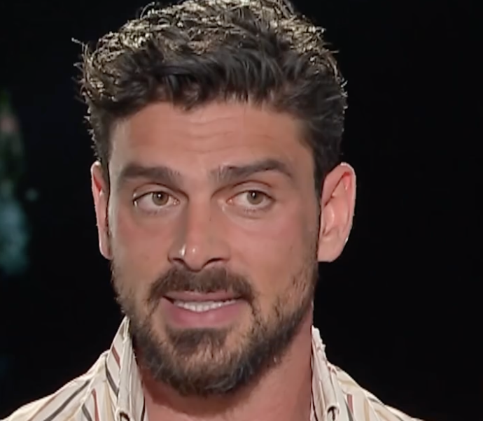 “Bisogna essere un po’ sinistroidi, con le boiserie anche nel cu**o per essere riconosciuti come attori in Italia”: Michele Morrone contro il “circoletto” romano
