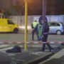 Copertina di Fugge dalla polizia e si schianta in scooter contro un semaforo: muore 21enne. In ospedale le proteste di parenti e amici