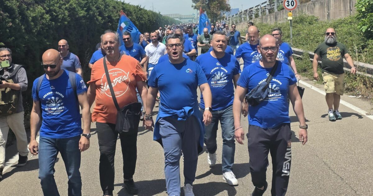Sciopero Ilva, scoppia la rabbia degli operai a Taranto: occupata la statale Sciopero Ilva, scoppia la rabbia degli operai a Taranto: occupata la statale