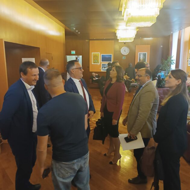 “Fedriga e sofà”: le opposizioni contro Fedriga per la crisi in Friuli Venezia Giulia. “Scappa e non dà spiegazioni” “Fedriga e sofà”: le opposizioni contro Fedriga per la crisi in Friuli Venezia Giulia. “Scappa e non dà spiegazioni”