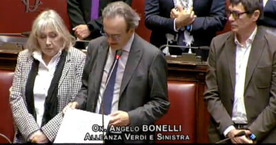 Copertina di Bonelli commosso legge in Aula i nomi dei bambini uccisi a Gaza: “Governo italiano dica qualcosa”. Deputati in piedi