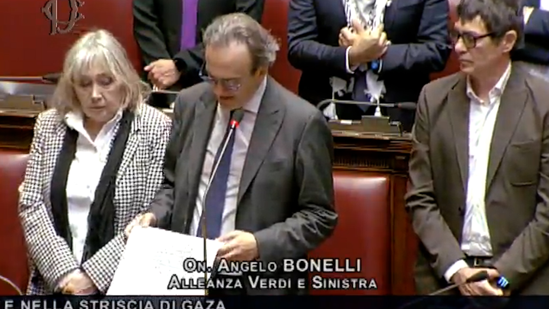 bonelli commosso legge in aula i nomi dei bambini uccisi a gaza governo italiano dica qualcosa deputati in piedi da Ilfattoquotidiano.it bonelli commosso legge in aula i nomi dei bambini uccisi a gaza governo italiano dica qualcosa deputati in piedi