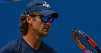 Copertina di Moya al posto di Cahill? Lo spagnolo (per ora) nega tutto. Che allenatore sarebbe per Sinner | L’analisi