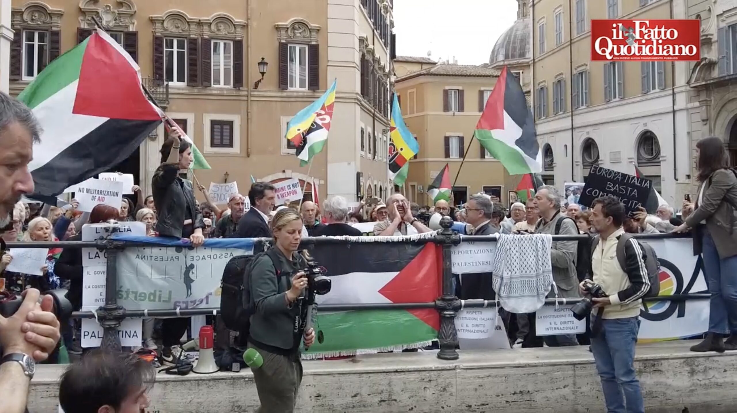 “Governo complice di Israele”: il sit-in pro Palestina a Montecitorio con Fratoianni e Conte. “Non ci fermeremo”