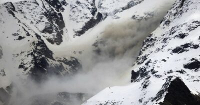 Copertina di “Cinque milioni di metri cubi di roccia potrebbero raggiungere valle da un momento all’altro”: il villaggio di Blatten nel Canton Vallese in Svizzera