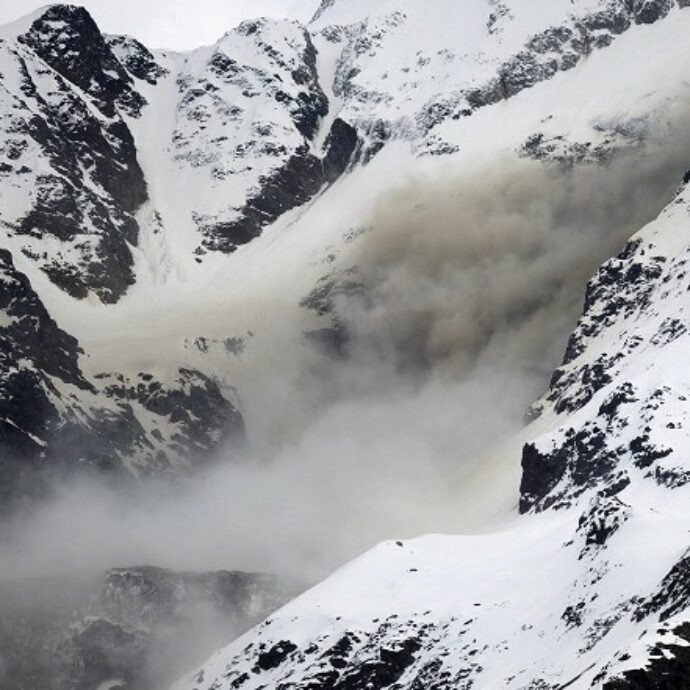 “Cinque milioni di metri cubi di roccia potrebbero raggiungere valle da un momento all’altro”: il villaggio di Blatten nel Canton Vallese in Svizzera