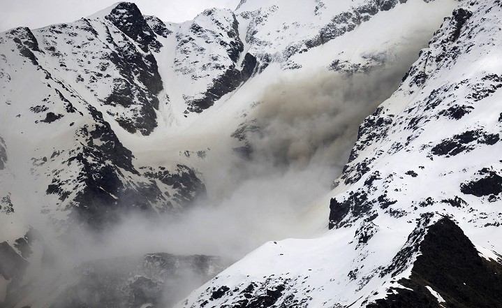 “Cinque milioni di metri cubi di roccia potrebbero raggiungere valle da un momento all’altro”: il villaggio di Blatten nel Canton Vallese in Svizzera “Cinque milioni di metri cubi di roccia potrebbero raggiungere valle da un momento all’altro”: il villaggio di Blatten nel Canton Vallese in Svizzera