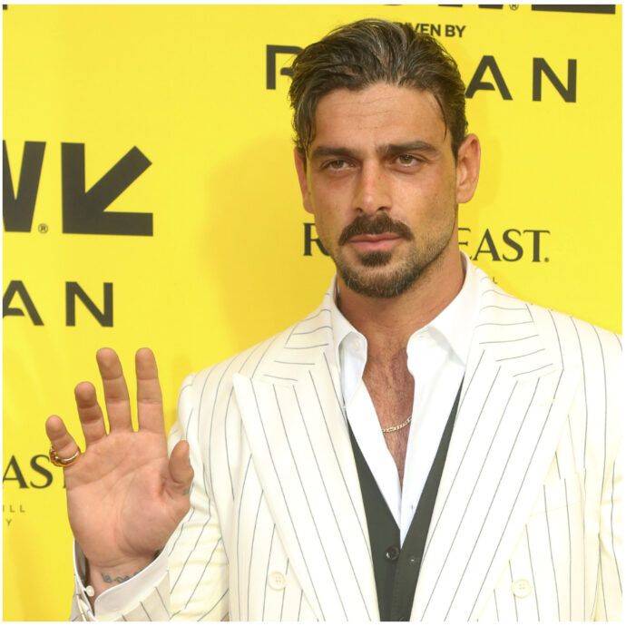 “Avete rotto il ca**o. C’è chi si sente male per aver interpretato il Duce, ma si riprende dopo aver incassato 1.5/2 milioni di euro”: Michele Morrone su Luca Marinelli