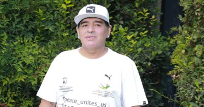 Copertina di Maradona aveva il cuore “ingrossato” ma “non c’erano tracce di alcol o droghe”: la testimonianza degli esperti