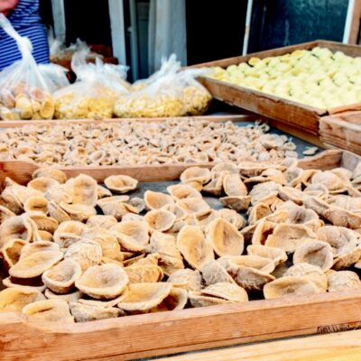 Copertina di Guerra delle orecchiette a Bari Vecchia:  le pastaie contro il Comune (che le multa)