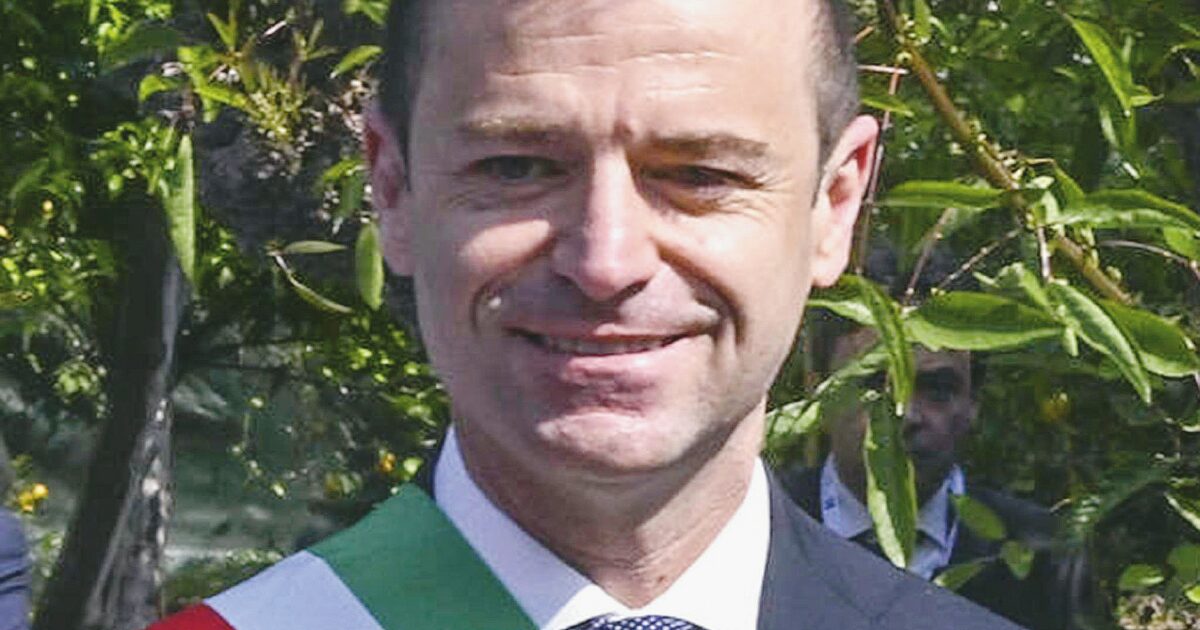 La tangente intascata “in diretta” e i soldi contati in bagno: così è stato arrestato il sindaco di Sorrento La tangente intascata “in diretta” e i soldi contati in bagno: così è stato arrestato il sindaco di Sorrento