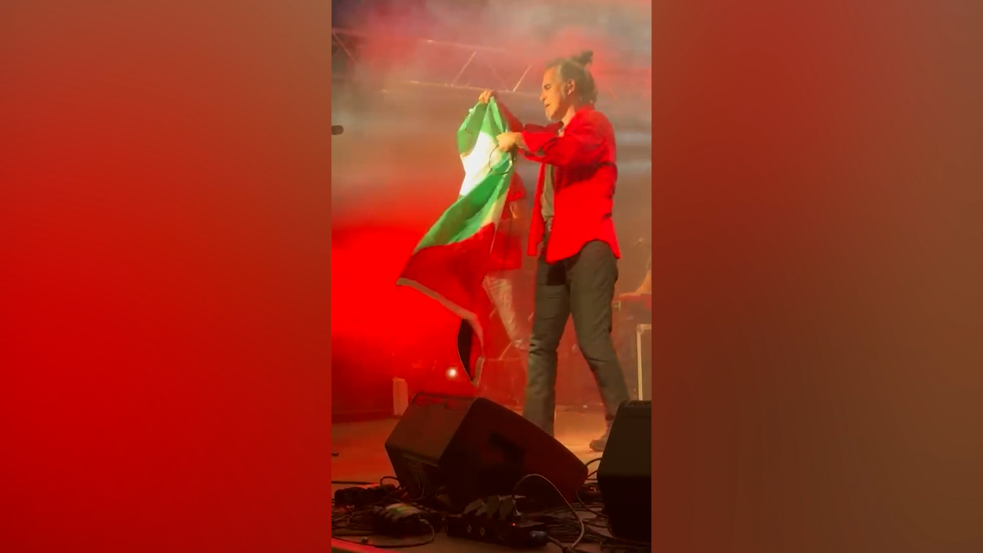 Referendum, Piero Pelù invita al voto e attacca La Russa: “Se uno che ha i busti di Mussolini in casa mi dice di non andare alle urne, io ci vado ca**o” Referendum, Piero Pelù invita al voto e attacca La Russa: “Se uno che ha i busti di Mussolini in casa mi dice di non andare alle urne, io ci vado ca**o”