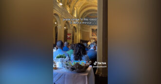 Copertina di Il prete canta “Il filo rosso” di Alfa durante la messa: il cantante reagisce così – Video