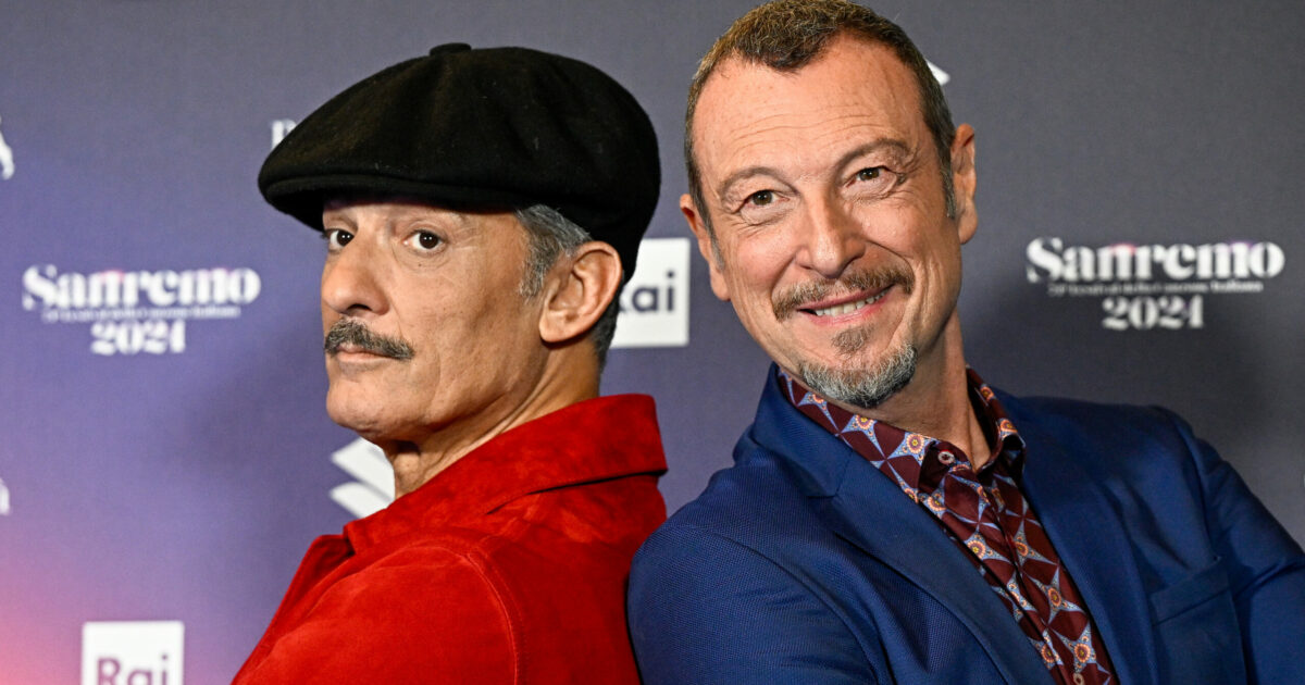 “Tutti contro il nuovo programma di Amadeus. Sanremo spostato a giugno, Gesù ospite da Fazio. E su Rai1 lo speciale ‘Benigni legge De Martino’!”: Fiorello a tutto campo “Tutti contro il nuovo programma di Amadeus. Sanremo spostato a giugno, Gesù ospite da Fazio. E su Rai1 lo speciale ‘Benigni legge De Martino’!”: Fiorello a tutto campo