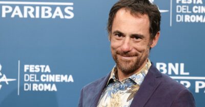 Copertina di “Ministri giurano sulla Costituzione ma spesso non ci credono. Il premierato? Ne parlavano i golpisti, m’inquieta che ne parlino oggi certi politici”: la stoccata di Elio Germano