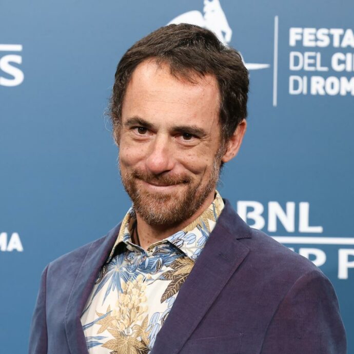 “Ministri giurano sulla Costituzione ma spesso non ci credono. Il premierato? Ne parlavano i golpisti, m’inquieta che ne parlino oggi certi politici”: la stoccata di Elio Germano